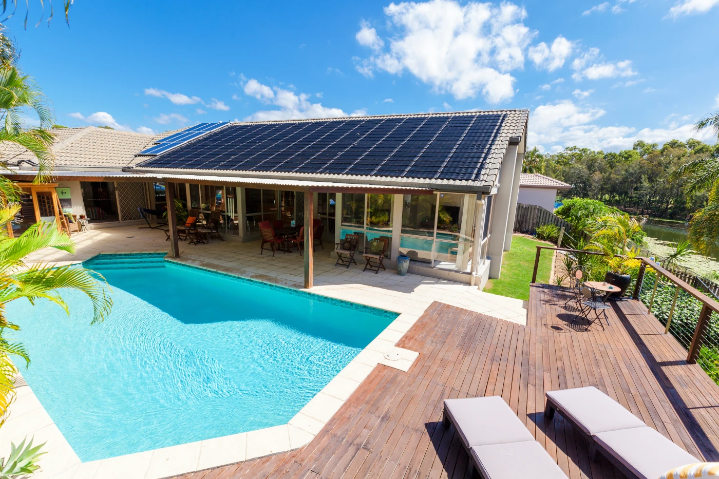 Piscine, vélo, panneaux solaires